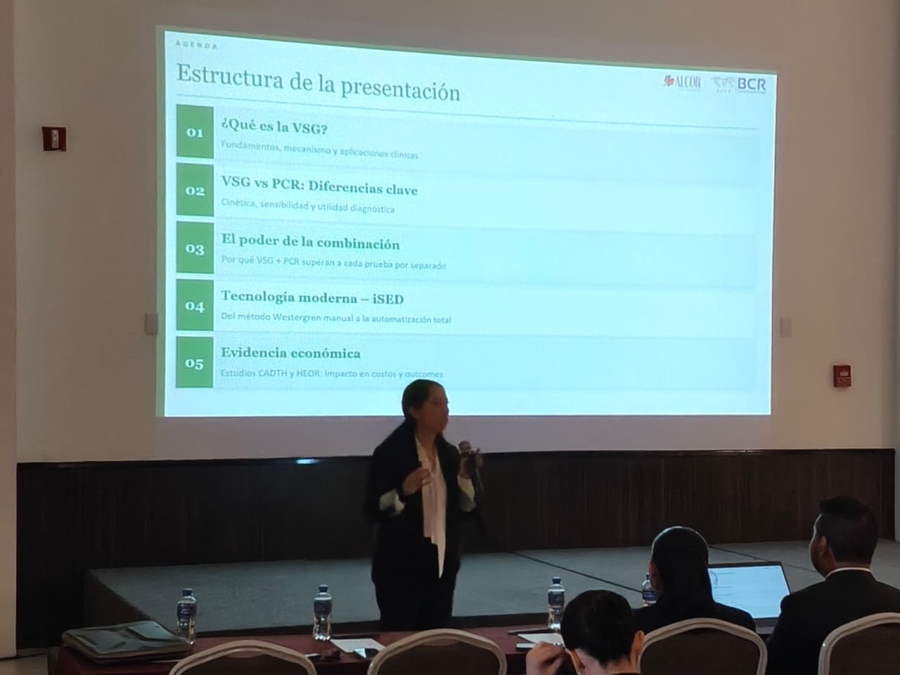 Especialista impartiendo una sesión de capacitación para profesionales del laboratorio