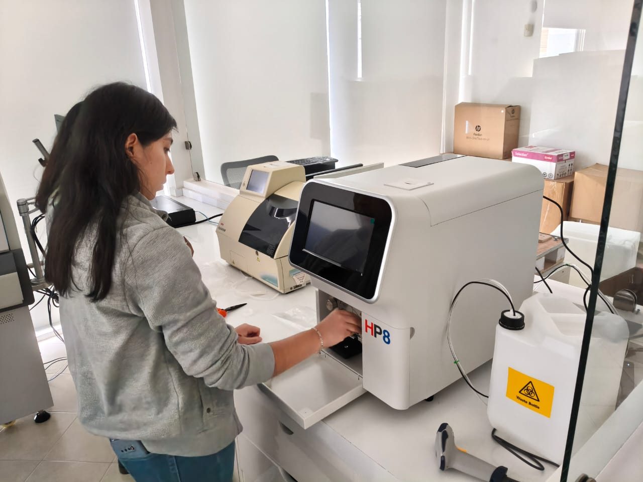 Profesional trabajando con un analizador automatizado en el laboratorio